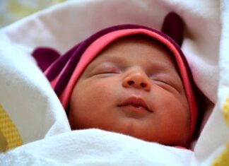 czym okryć niemowlaka podczas snu?