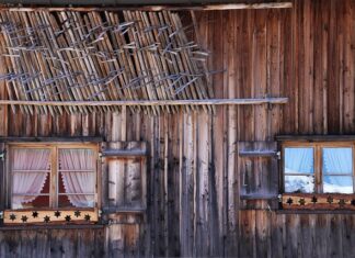 Czy firanka ma dotykać podłogi?