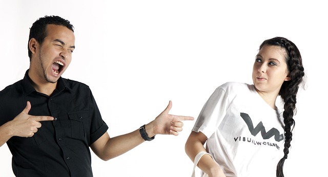 Dlaczego t-shirt się skręca? Dlaczego t-shirt się skręca?