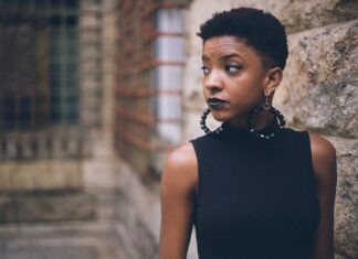 Z czego wykonane są kolczyki Chanel?