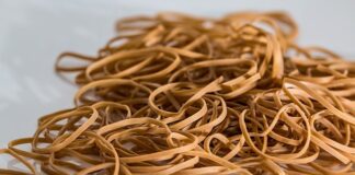 Jak wiązać szal na ramionach?