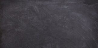 Jak ożywić czarną sukienkę?